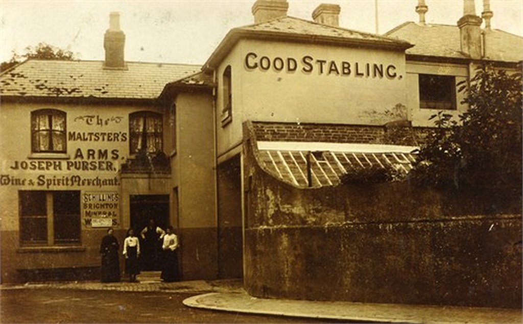 I16544 - Joseph Purser outside Maltsers Arms.