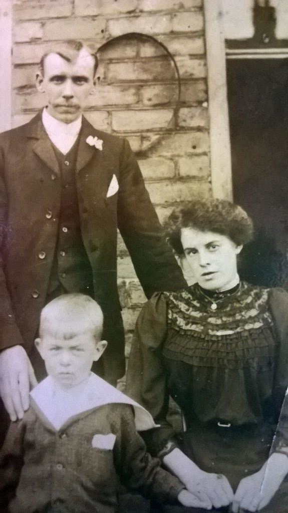 I52313 - I39185 - I52314 - John Harrison, Lillian nee Marshall and their son John Edward